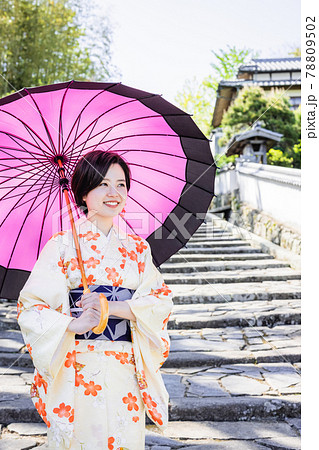 女子旅で着物を着て観光をする若い女性 【杵築市】 78809502