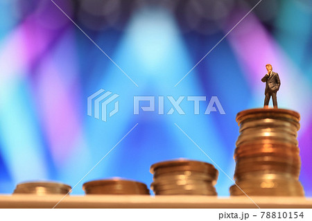 4つの積まれたコインと1人立つ成功者 78810154