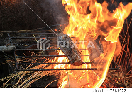 炎が上がる藁焼きのカツオのたたき 高知名物の豪快な調理風景 炎が上がる藁焼きのカツオのたたき 高知名物の豪快な調理風景 78810224