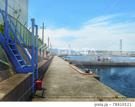 漁港の風景 青空と明石海峡大橋 78810521