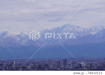 立山連峰と富山市の街並み 78810523
