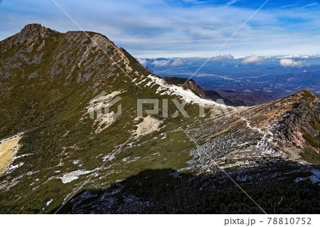 八ヶ岳連峰・根石岳から見る天狗岳と佐久平 78810752