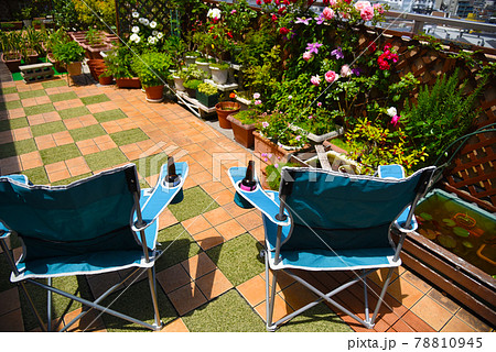 晴れて暖かい休日　ルーフバルコニーにバラ＆ビールでゆったりとした贅沢なおうち時間 78810945