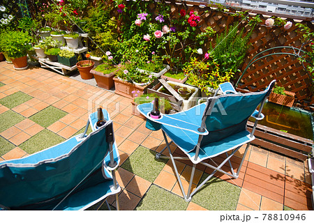 晴れて暖かい休日　ルーフバルコニーにバラ＆ビールでゆったりとした贅沢なおうち時間 78810946