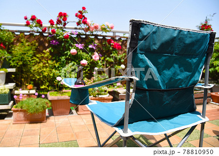 晴れて暖かい休日　ルーフバルコニーにバラ＆ビールでゆったりとした贅沢なおうち時間 78810950