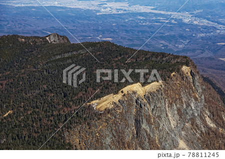 八ヶ岳連峰・天狗岳から見る稲子岳と佐久平の町並み 78811245