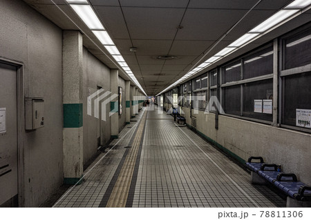 夜の人気のない暗い繁華街の通路 夜の人気のない暗い繁華街の通路 78811306