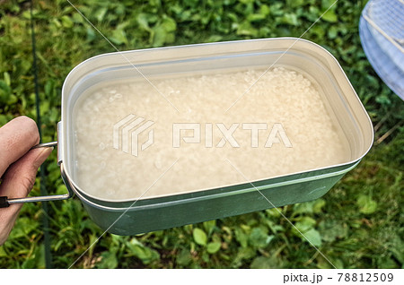 お米を炊く前に水につけておく お米を炊く前に水につけておく 78812509