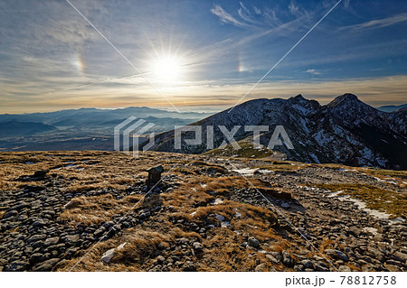 八ヶ岳連峰・硫黄岳から見る朝日と八ヶ岳主峰群・奥秩父の山並み 八ヶ岳連峰・硫黄岳から見る朝日と八ヶ岳主峰群・奥秩父の山並み 78812758