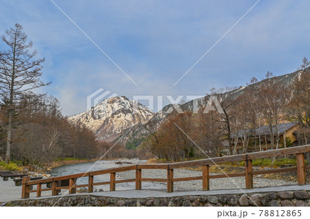 残雪期の上高地の河童橋から北アルプスの山々を見る　コロナ禍で閑散とした観光地 78812865