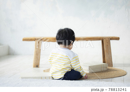 おもちゃで遊ぶ赤ちゃん 78813241