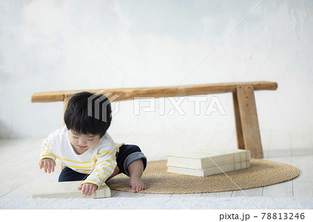 おもちゃで遊ぶ赤ちゃん おもちゃで遊ぶ赤ちゃん 78813246