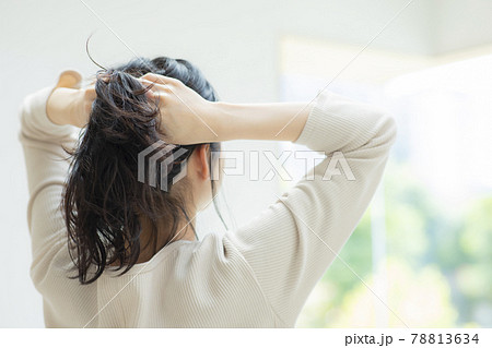 女性　窓辺 78813634