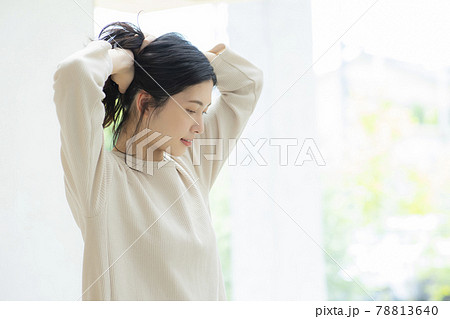 女性　窓辺 78813640