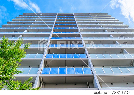 下から見上げた高層マンション 78813735