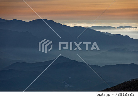 八ヶ岳連峰・硫黄岳から見る朝もやに浮かぶ金峰山と大菩薩の山並み 78813835