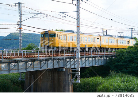 山陽本線足守川鉄橋を走る黄色い国鉄115系岡山駅行き普通電車4　岡山県岡山市北区 78814035
