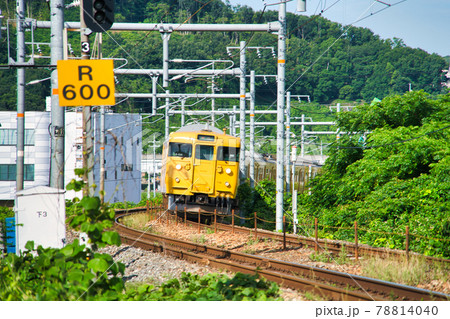 山陽本線中庄駅－庭瀬駅間を走る黄色い国鉄115系岡山駅行き普通電車1　岡山県岡山市北区 78814040