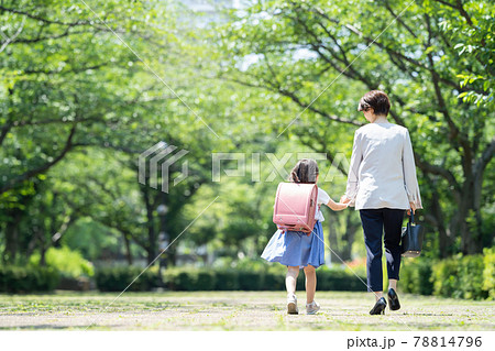 親子 小学生 通学 通勤 ファミリーイメージ 78814796