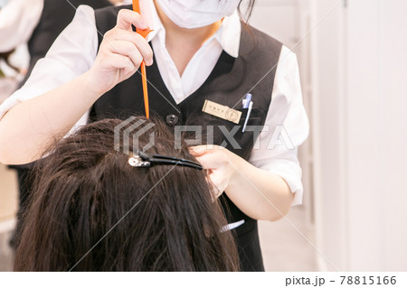 美容師がヘアセットしてる手元のアップの素材画像 美容師がヘアセットしてる手元のアップの素材画像 78815166