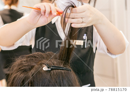 美容師がヘアセットしてる手元のアップの素材画像 78815170