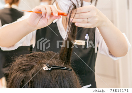 美容師がヘアセットしてる手元のアップの素材画像 78815171