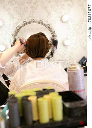 美容師がヘアセットしてる素材画像 美容師がヘアセットしてる素材画像 78815877