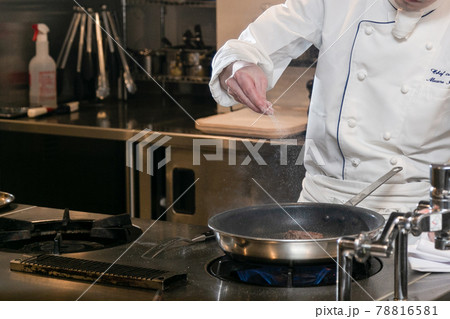フライパンでお肉を調理するプロの料理人の調理風景の素材風景 フライパンでお肉を調理するプロの料理人の調理風景の素材風景 78816581