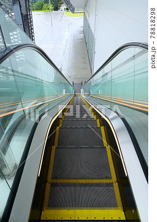幅の狭いエスカレーター 78818298