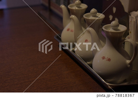 飲食店のテーブルに置かれている調味料 78818367