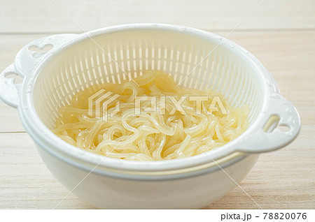 茹でた冷麺の麺 盛岡冷麵 茹でた冷麺の麺 盛岡冷麵 78820076