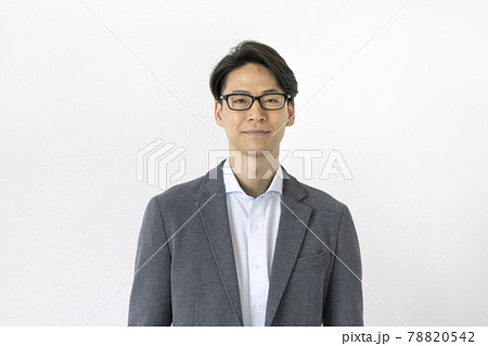 メガネをかけた30代の男性　カメラ目線　ポートレート 78820542