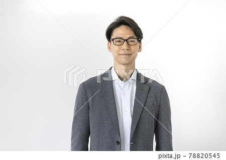 メガネをかけた30代の男性　カメラ目線　ポートレート 78820545