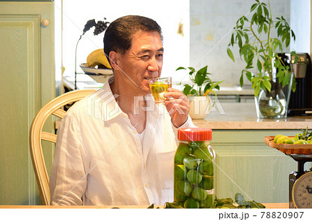 ウメシュを飲むシニア男性 78820907