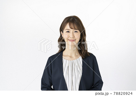 カメラ目線で笑顔のアラサーの女性　ポートレート 78820924