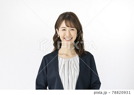 カメラ目線で笑顔のアラサーの女性 ポートレート カメラ目線で笑顔のアラサーの女性 ポートレート 78820931