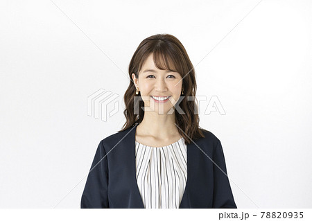 カメラ目線で笑顔の30代前半の女性　ポートレート 78820935