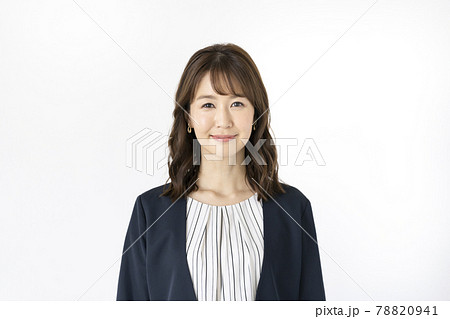 カメラ目線で笑顔のアラサーの女性 ポートレート カメラ目線で笑顔のアラサーの女性 ポートレート 78820941