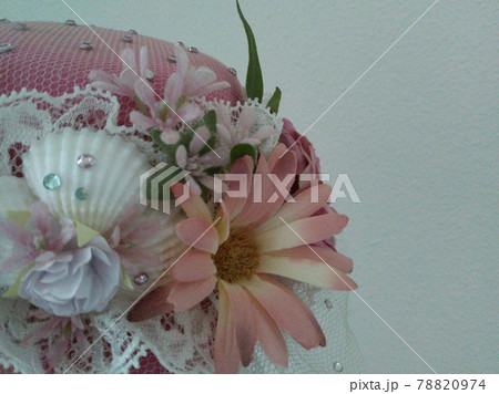 ピンクの可愛いヴィクトリアンの帽子　左アップ 78820974