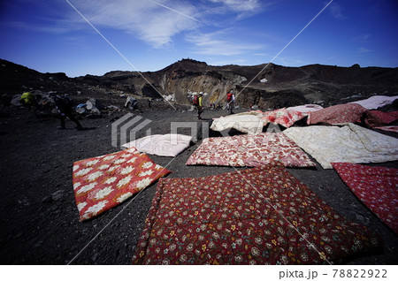 富士山山頂、噴火口と布団干し 78822922