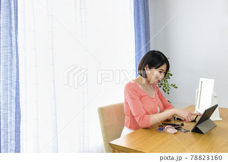 オンラインレッスン　オンラインメイク教室を受講する若い女性 78823160