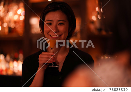 バーでお酒を飲む女性 バーでお酒を飲む女性 78823330