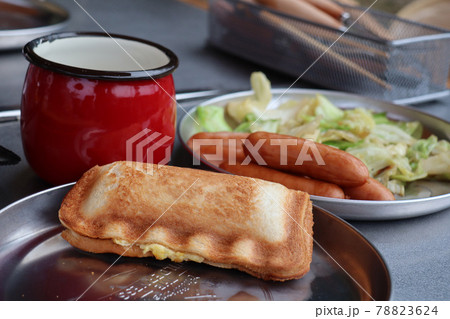 キャンプの朝食ホットサンドとウインナーと野菜と珈琲 78823624