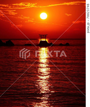 八幡奈多宮の海中鳥居と日の出 八幡奈多宮の海中鳥居と日の出 78823746