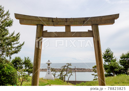 あじさい神苑で有名な兵庫県明石市の東播磨にある住吉神社の鳥居 あじさい神苑で有名な兵庫県明石市の東播磨にある住吉神社の鳥居 78823825