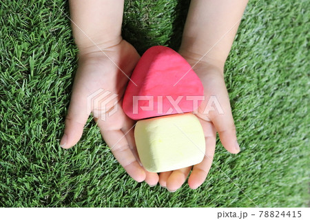 赤い屋根のお家　子供の手のひらに　かみねんどにて 78824415