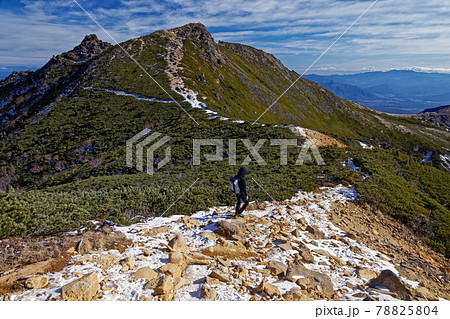 八ヶ岳連峰・西天狗岳から見る東天狗と奥秩父の山並み 78825804