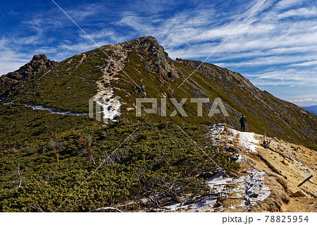 西天狗岳稜線を行く登山者と八ヶ岳連峰・東天狗岳 西天狗岳稜線を行く登山者と八ヶ岳連峰・東天狗岳 78825954