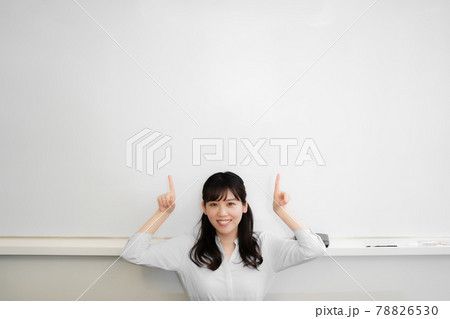 ホワイトボードを指差す女性 ホワイトボードを指差す女性 78826530