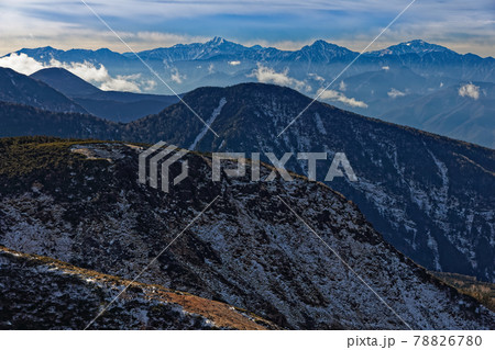 八ヶ岳連峰・東天狗岳から見る南アルプスの山並みの写真素材 [78826780
